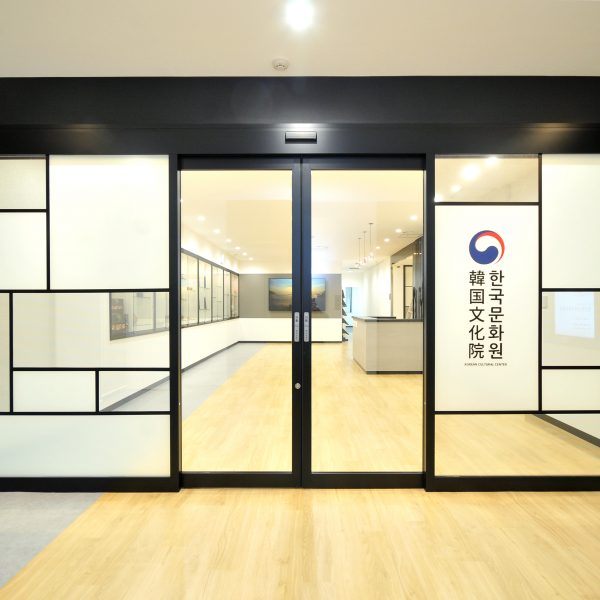 大阪韓国文化院様のエントランスおよび通路の設計施工